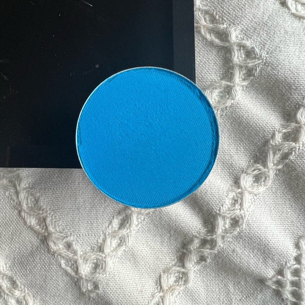 Mac cosmetics eyeshadow Electric Eel
